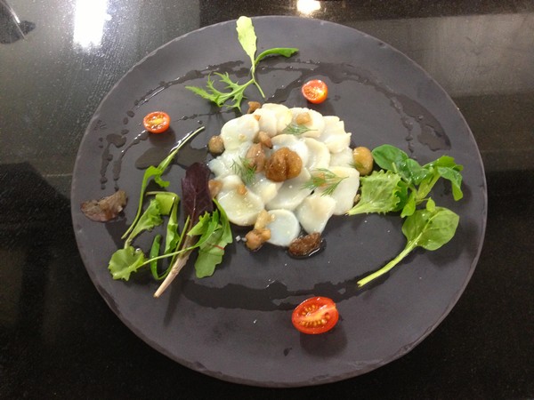 Carpaccio de st jacques en mi-cuit à l’huile de noisettes et châtaignes grillées