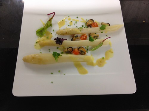 asperges blanches tièdes, moules de corde, crème au curry