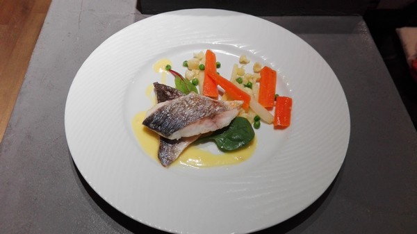 Filet de daurade royale grillé, légumes de saison, beurre blanc