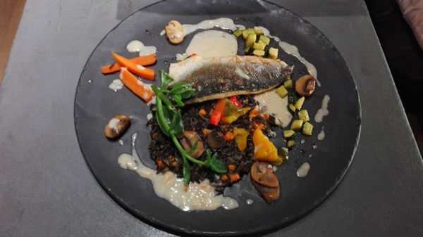 Filet de bar rôti, crème de saumon fumé au citron vert