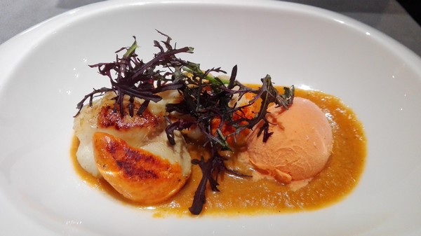 Saint Jacques snackées, gaspacho andalou, glace poivron au piment d'Espelette