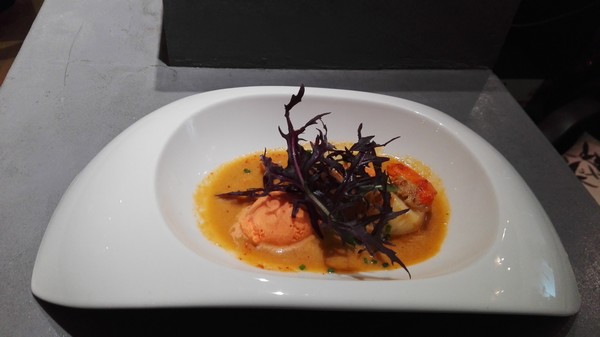 Saint Jacques snackées, gaspacho andalou, glace poivron au piment d'Espelette