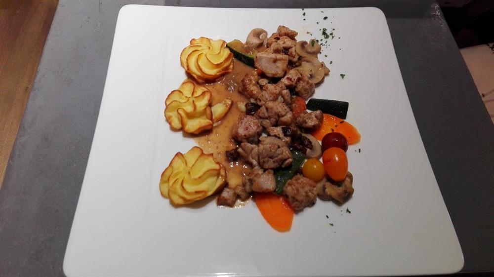 Fricassée de rognons de veau, purée à la moutarde à l'ancienne, jus réduit